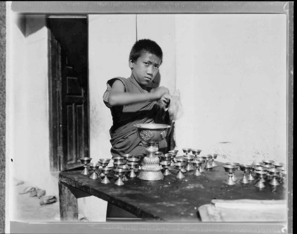 Boy_monk_cleaningBon#14B38E