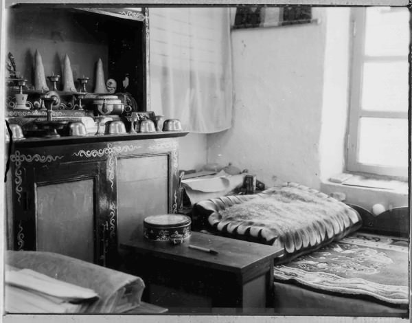 Monk's_room_altar_Bo#14B3A7